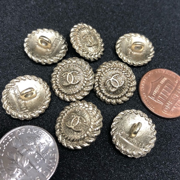 Chanel buttons. - Picture 4 of 4